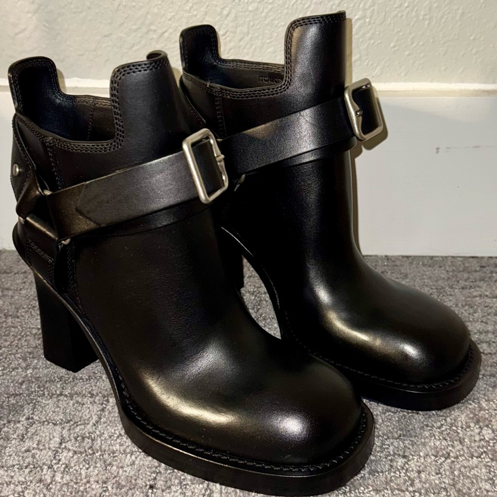 BURBERRY
Black Leather Ankle Boots
Women's - Picture 9 of 16